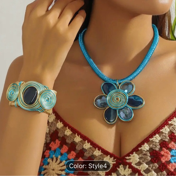 Turquoise and Gold Floral Necklace by [Brand] - Picture 1 of 2